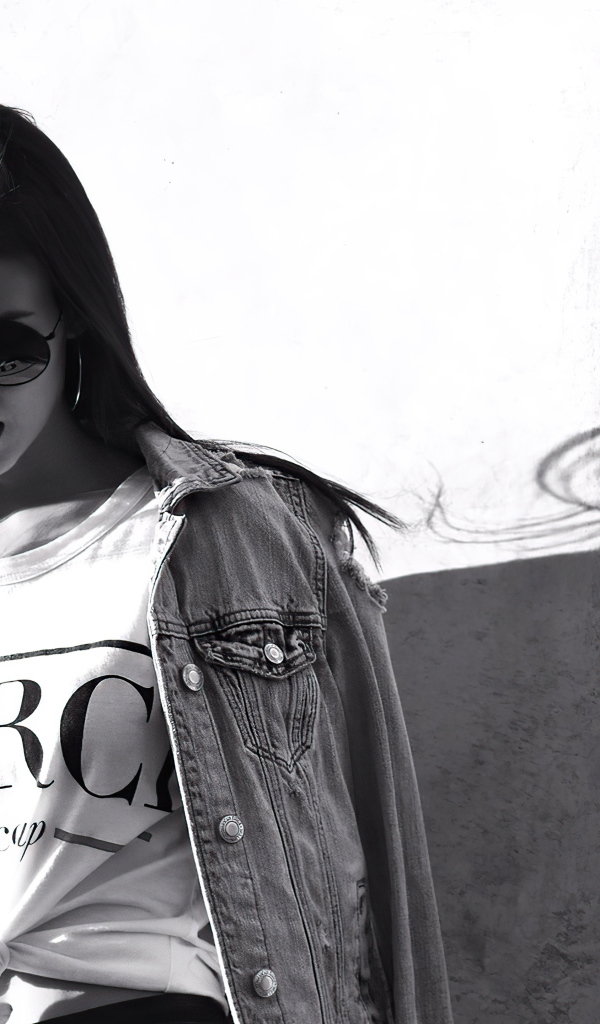 Актриса  Виктория Джастис в очках у стены