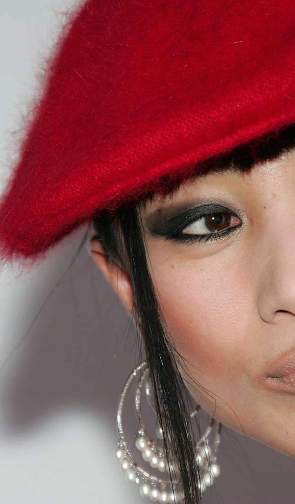 Американская актриса Бай Лин в красной кепке