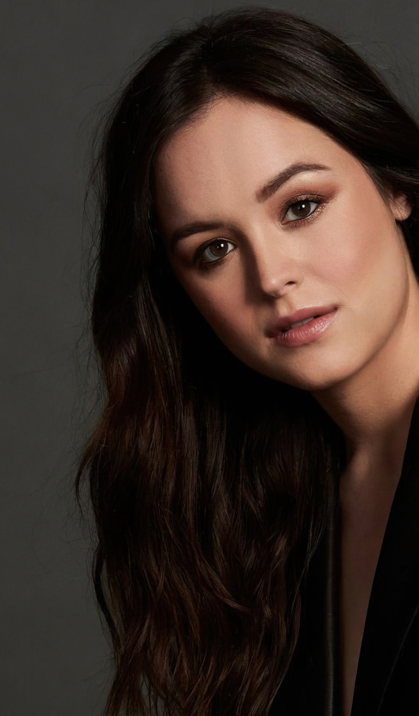 Американская актриса Хейли Оррантия в черной куртке