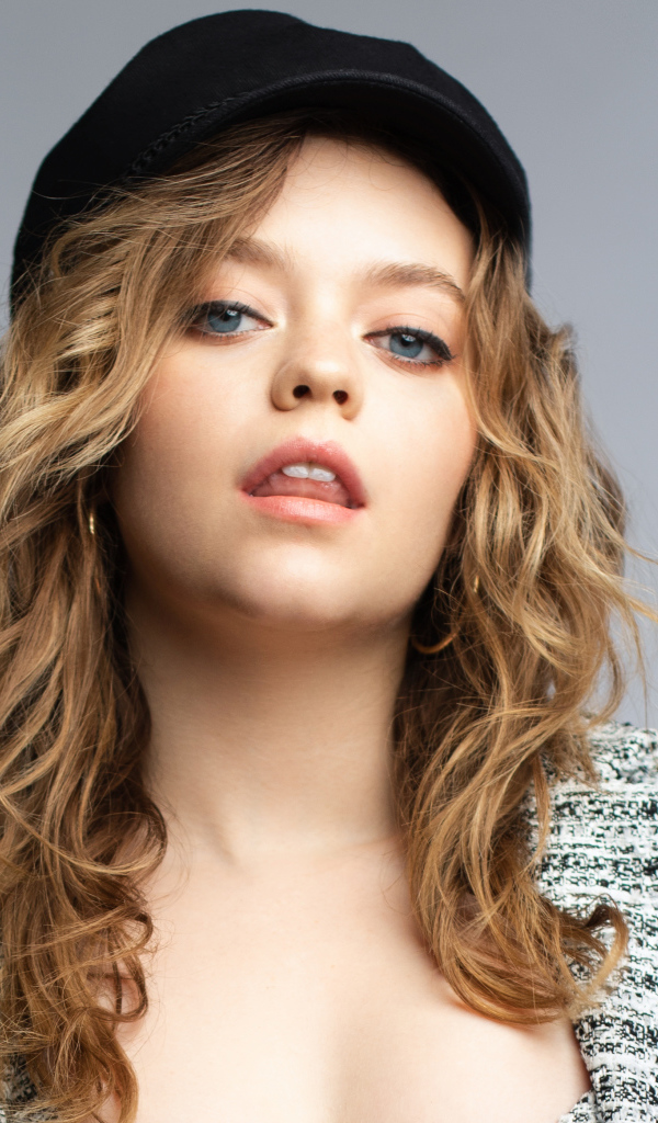 Американская актриса Джэйд Петтиджон на сером фоне