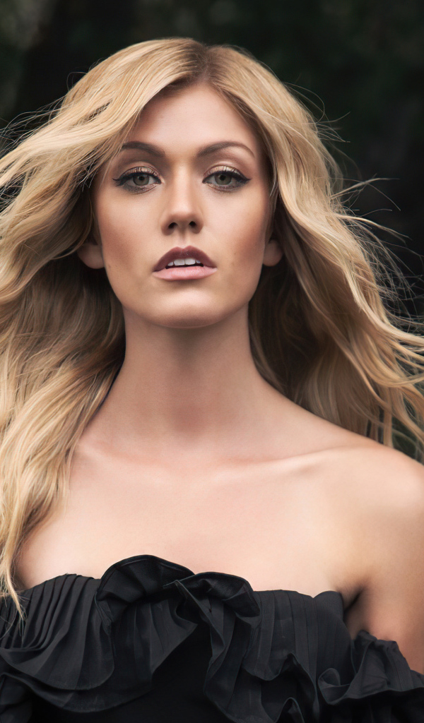 Американская актриса Кэтрин Макнамара в черном платье