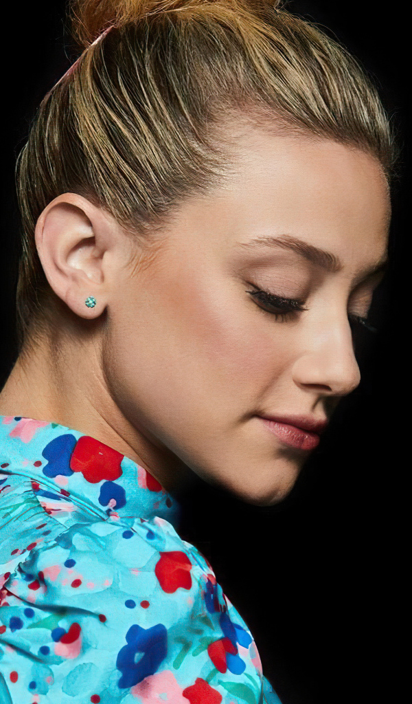 Американская актриса Лили Рейнхарт на черном фоне