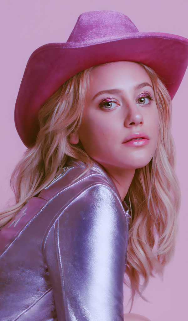 Американская актриса Лили Рейнхарт на розовом фоне