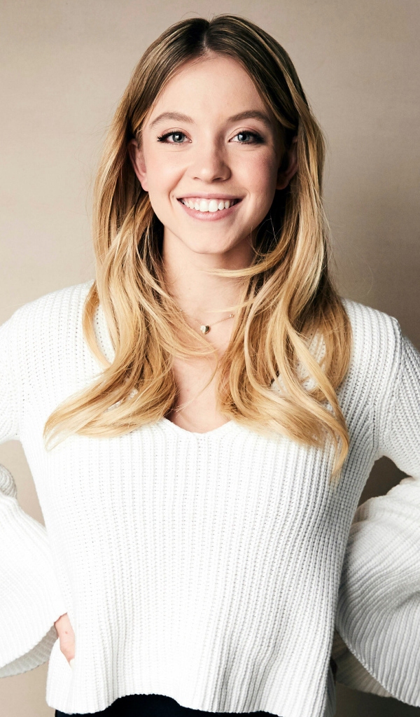 Американская актриса Сидни Суини  в белом свитере