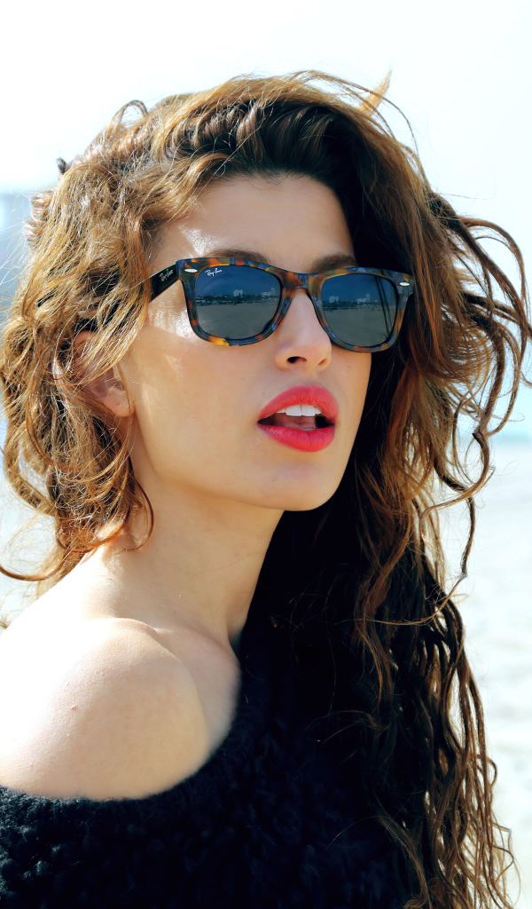 Американская актриса Таня Реймонд в солнечных очках