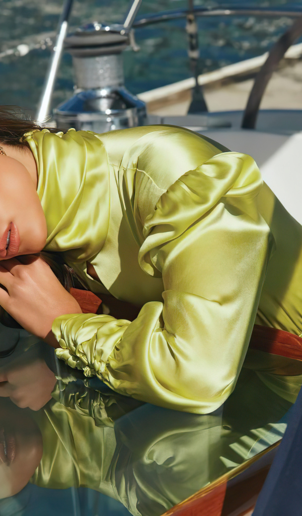 Американская актриса и модель Оливия Калпо на катере