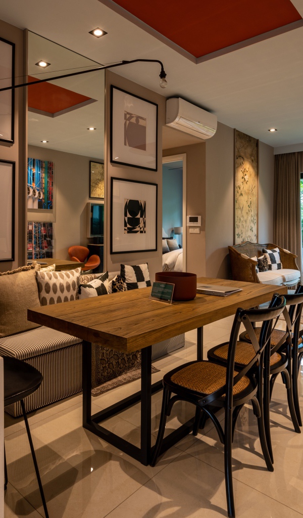 Дубовый стол стоит в просторной гостиной 