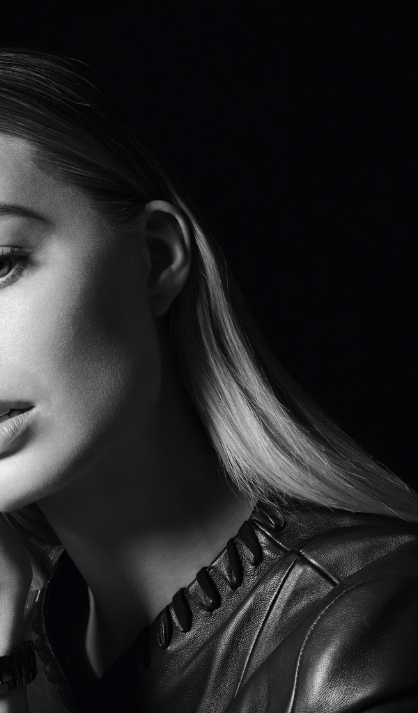 Австралийская актриса Марго Робби на черном фоне