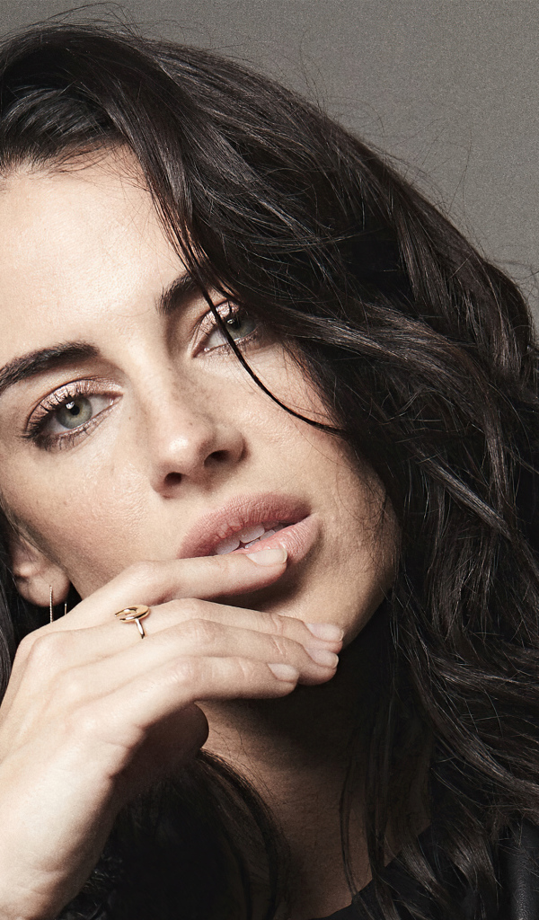 Красивая канадская актриса Джессика Лаундс на сером фоне