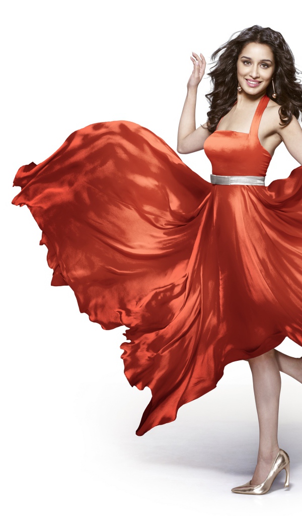 Красивая индийская актриса в красном платье на белом фоне 