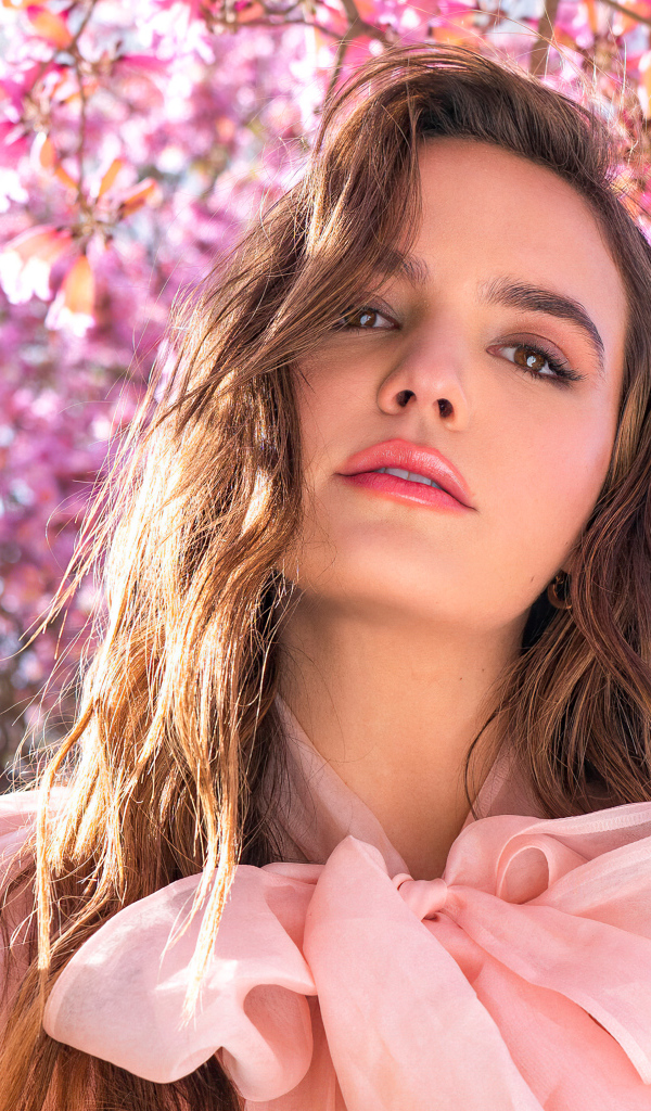 Красивая  актриса Бэйли Мэдисон в розовом