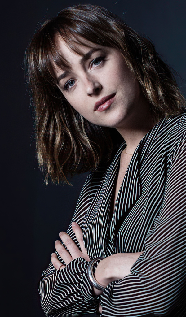 Красивая актриса Дакота Джонсон в полосатой рубашке