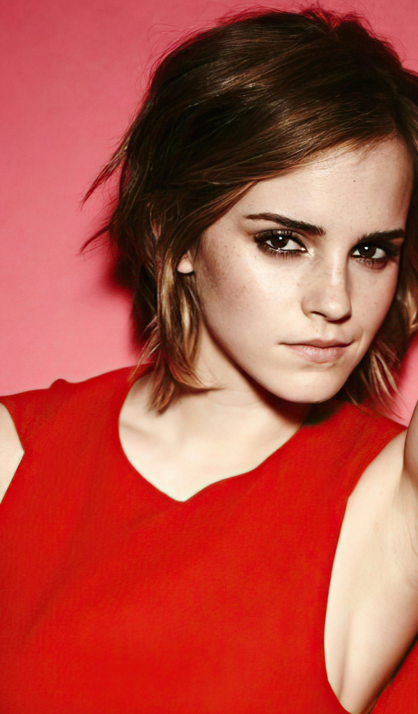 Красивая актриса Эмма Уотсон на красном фоне