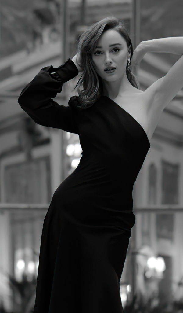 Красивая актриса Фиби Дайневор в черном платье