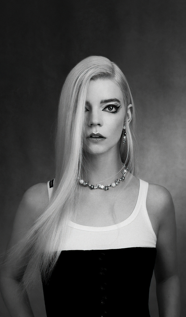 Красивая блондинка актриса Аня Тейлор-Джой черно-белое фото