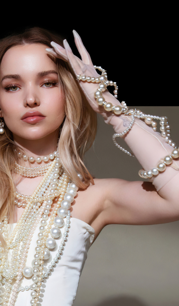 Красивая блондинка, актриса Дав Камерон в украшениях