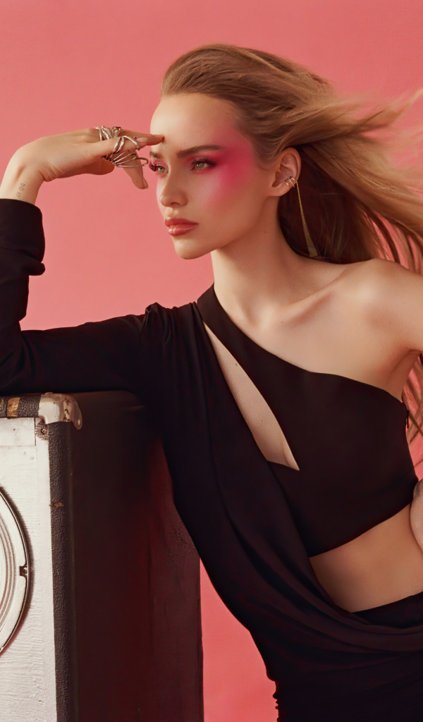 Красивая блондинка актриса Дав Кэмерон на розовом фоне