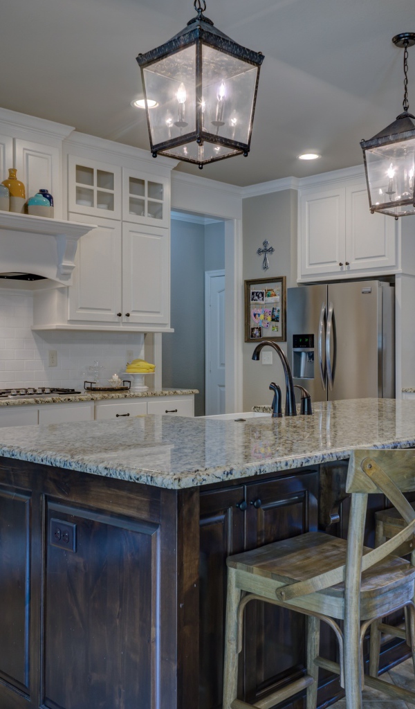 Красивая светлая кухня со светильниками