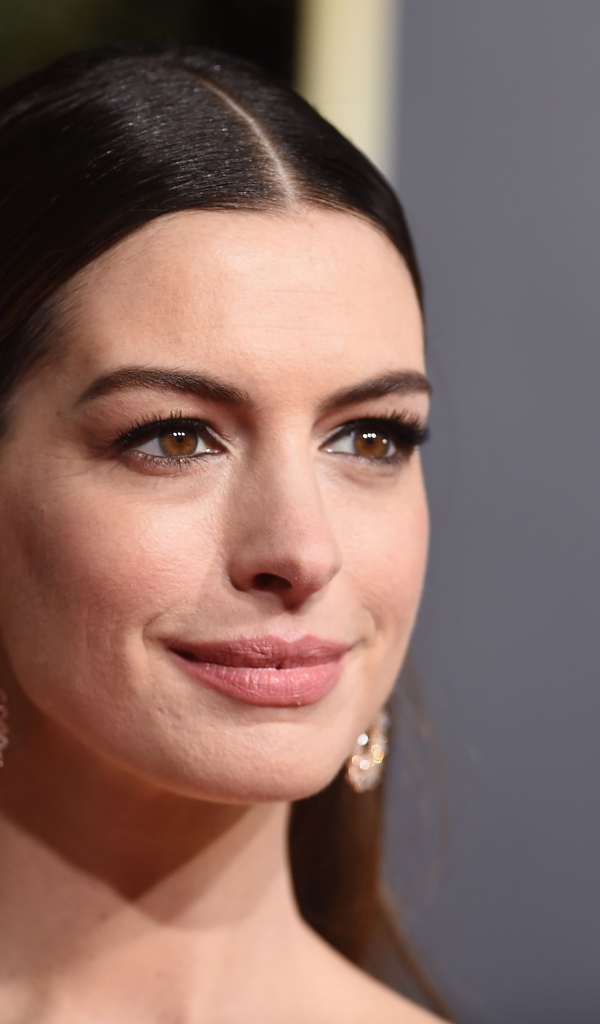 Красивая кареглазая актриса Энн Хэтэуэй