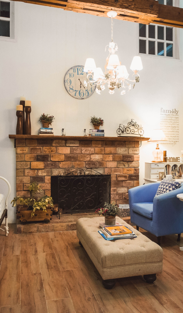 Красивая мебель в комнате с камином и балконом 