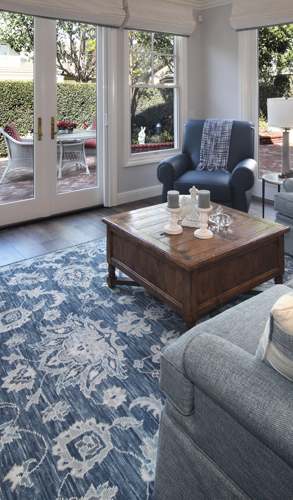 Красивая мебель в гостиной комнате в доме