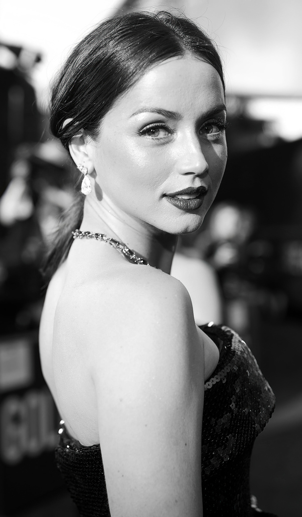 Красивая девушка, актриса Ана де Армас в черном платье