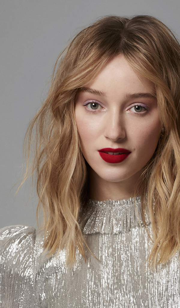 Красивая девушка актриса Фиби Дайневор на сером фоне в блестящем платье