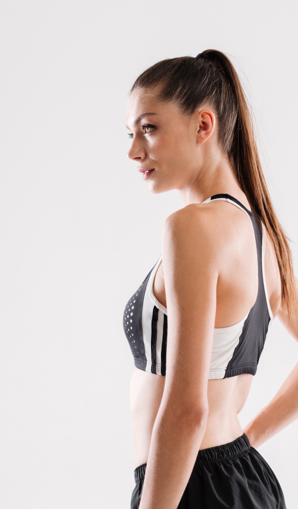 Красивая девушка с собранными в хвост волосами