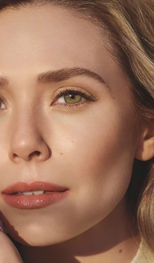 Красивая зеленоглазая девушка, актриса Элизабет Олсен