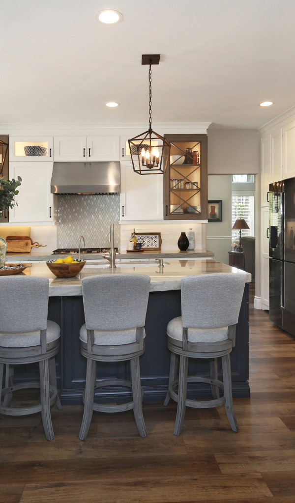 Красивая кухня с белой мебелью у окна