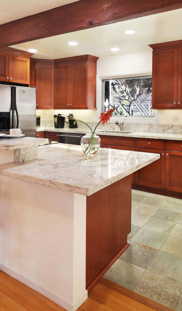 Красивая большая кухня с деревянной мебелью