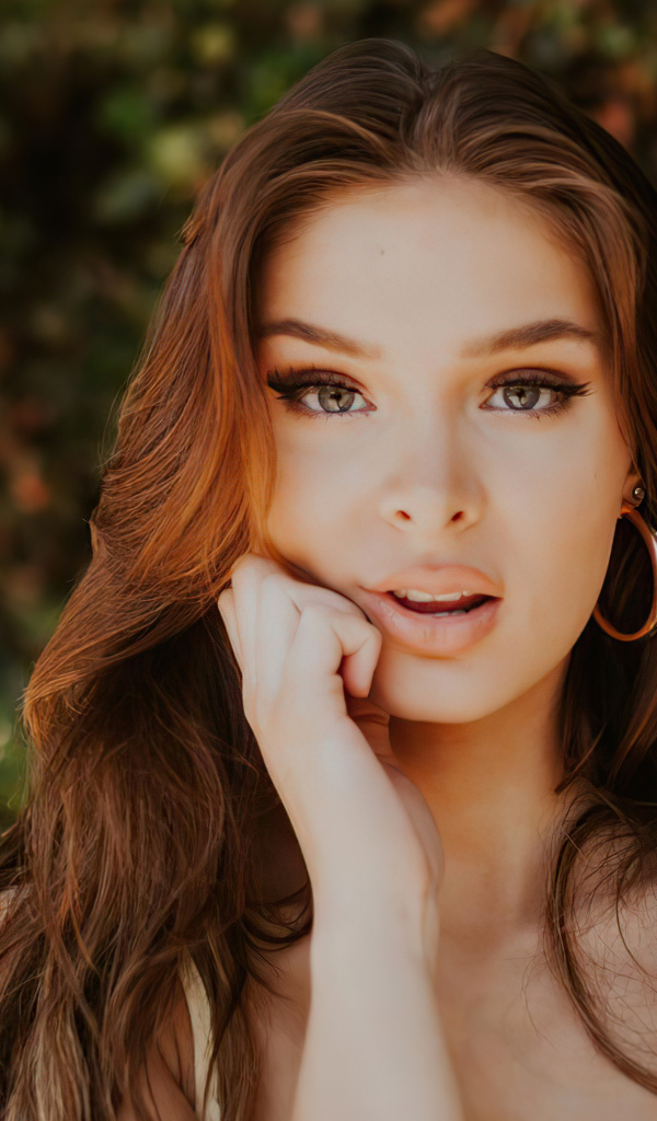 Красивая длинноволосая девушка актриса Брайтон Шарбино