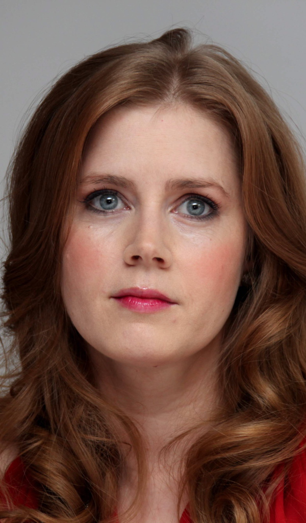 Красивая рыжеволосая Эми Адамс