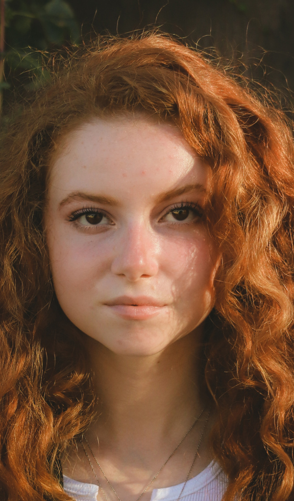 Красивая рыжеволосая актриса Франческа Капальди