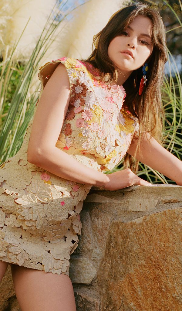 Красивая певица и актриса  Селена Гомез в коротком платье