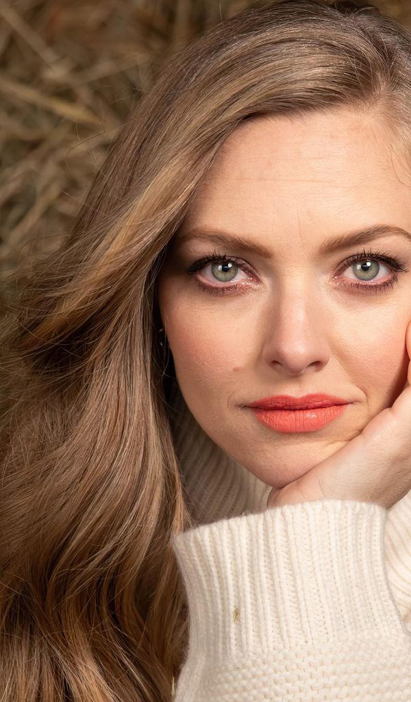 Красивая милая девушка, актриса Аманда Сайфред в белом свитере