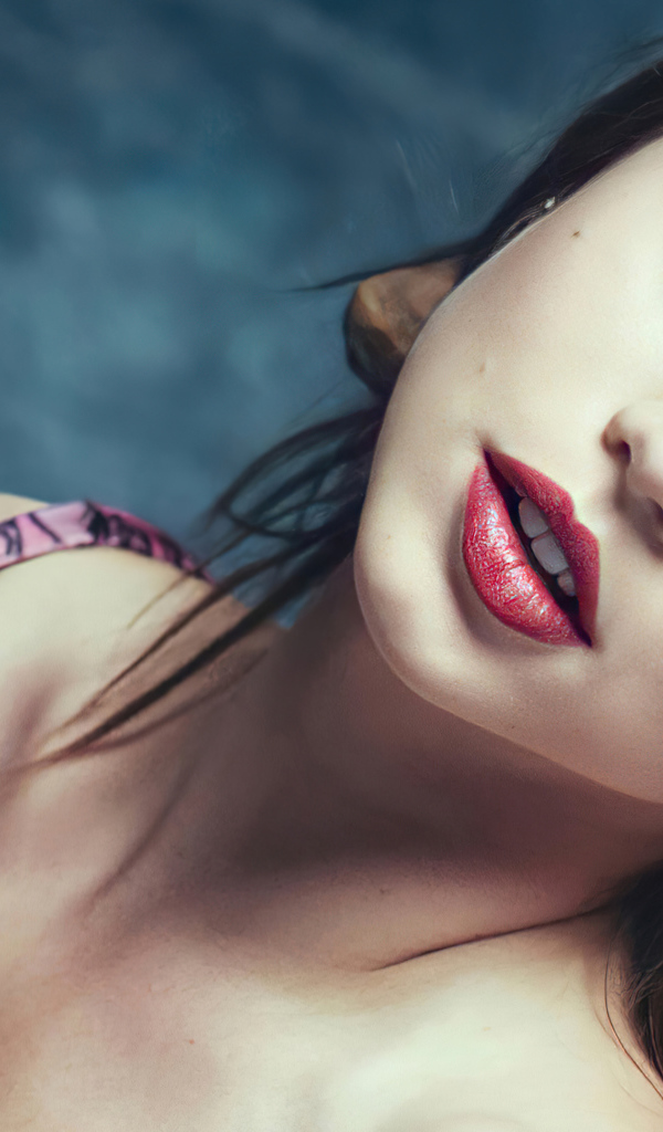 Красивая нежная брюнетка актриса Ана де Армас