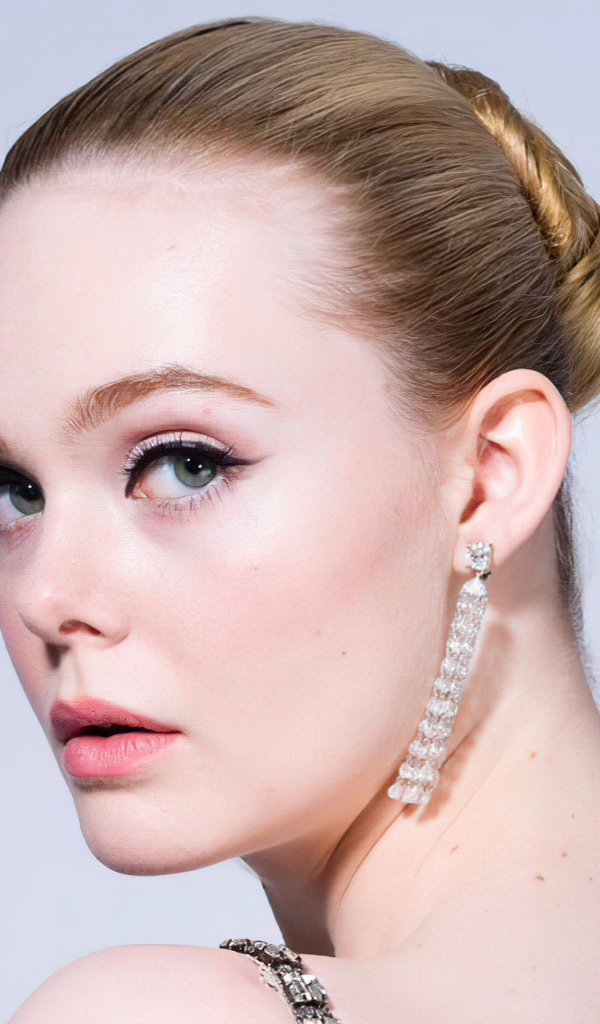 Красивая нежная девушка, актриса Эль Фаннинг на сером фоне