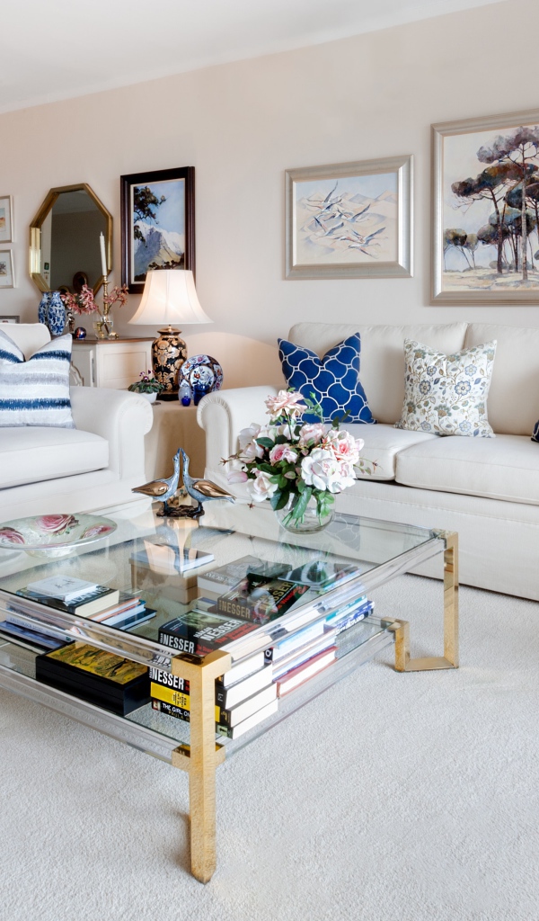 Красивая белая мебель в комнате с картинами