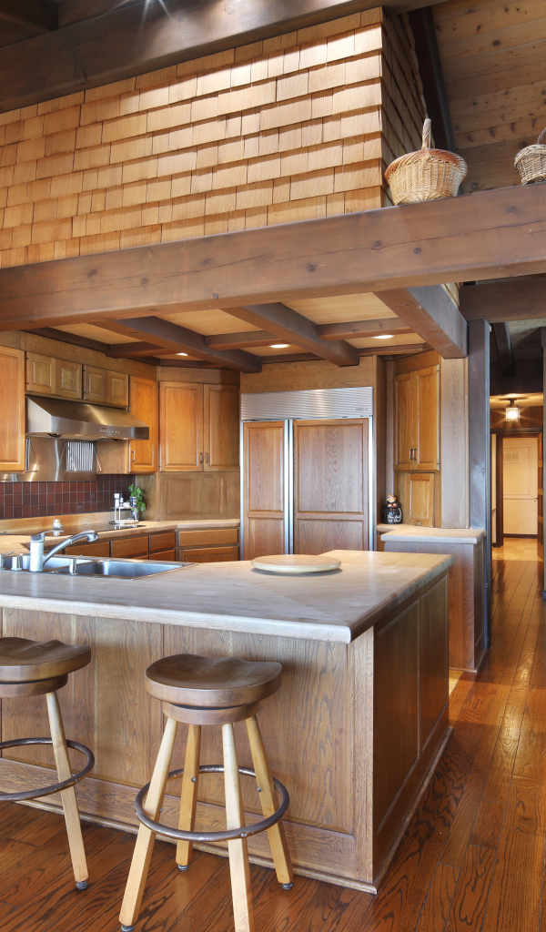 Красивый деревянный дом с большой кухней