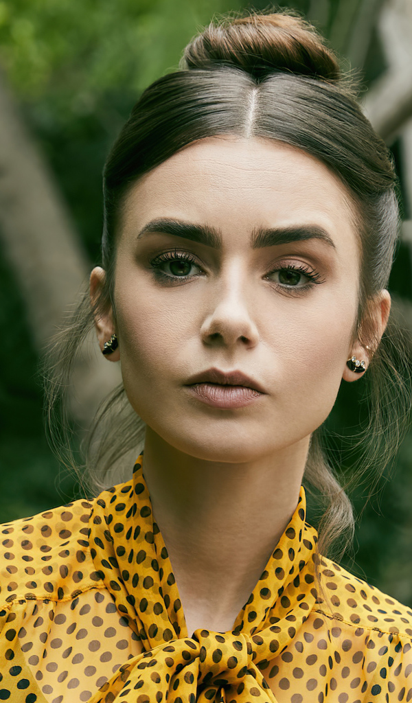 Красивая молодая американская актриса Лили Коллинз