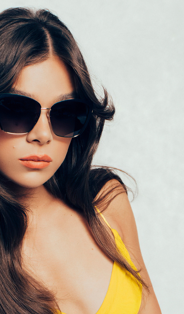 Красивая молодая актриса Хейли Стейнфилд на белом фоне