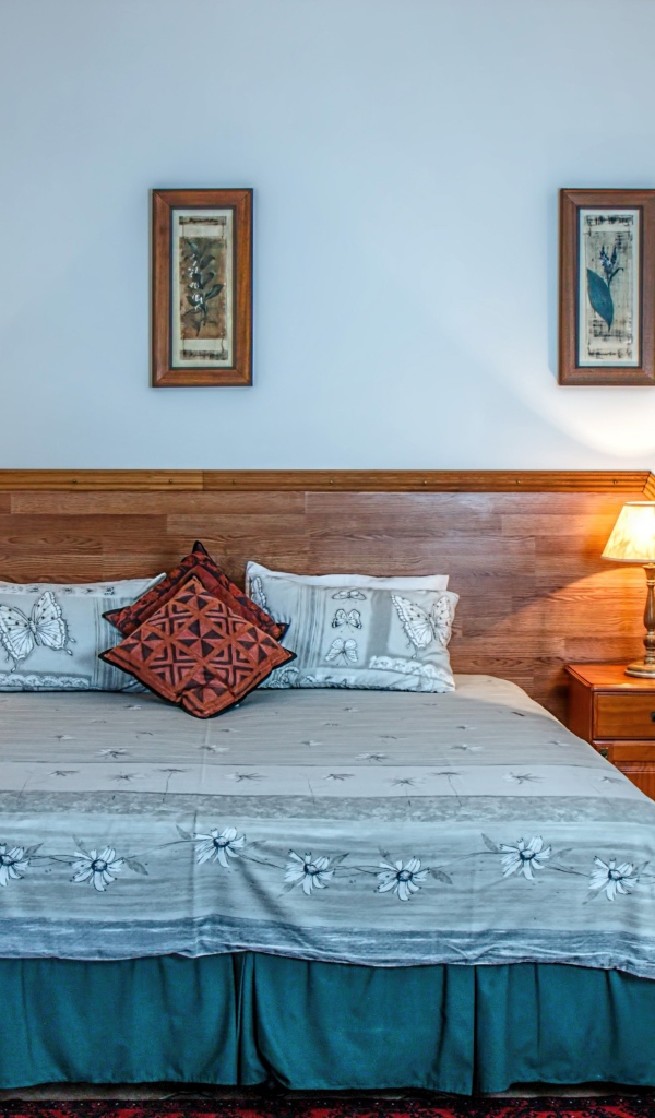 Спальный гарнитур в комнате с серыми стенами