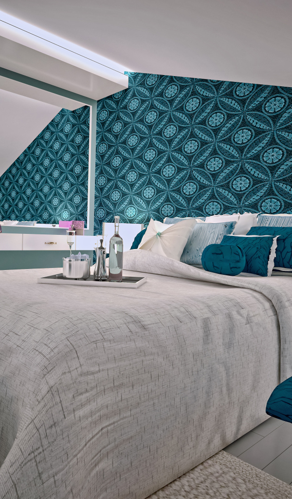 Спальня с большой серой кроватью и красивыми стенами