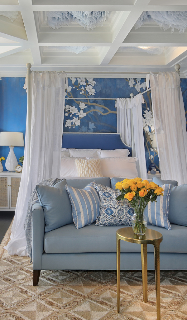 Спальня с белой кроватью с рисунком на стенах 