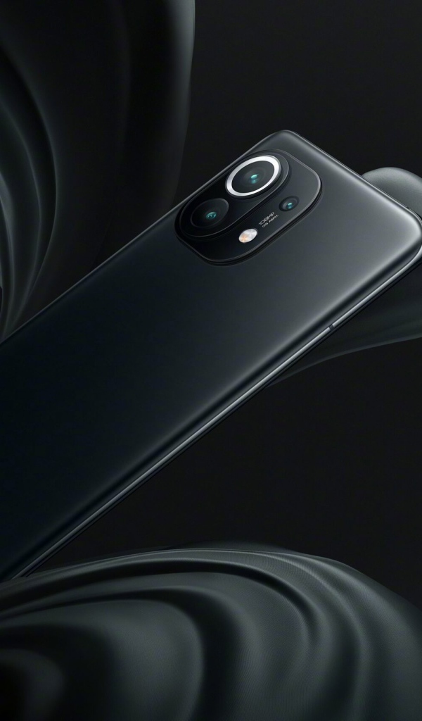 Черный смартфон Xiaomi Mi 11, 2021 года