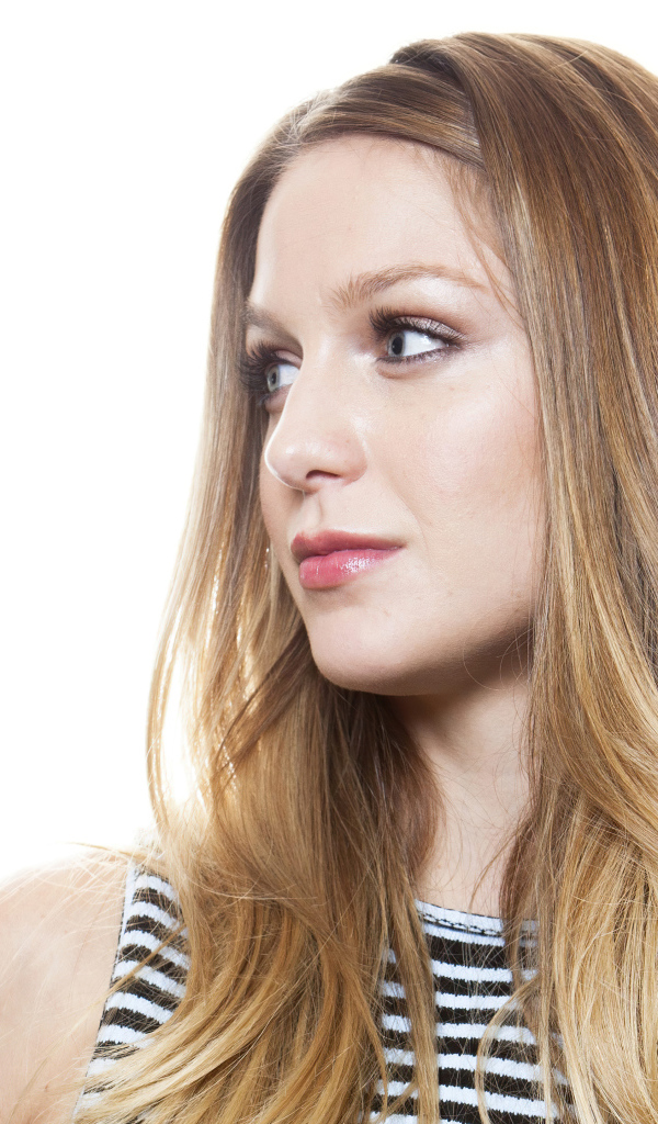 Голубоглазая актриса Мелисса Бенойст на белом фоне