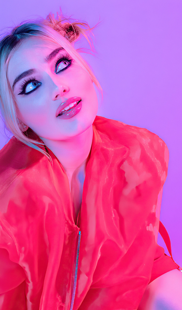 Яркая актриса Мэг Доннелли на розовом фоне