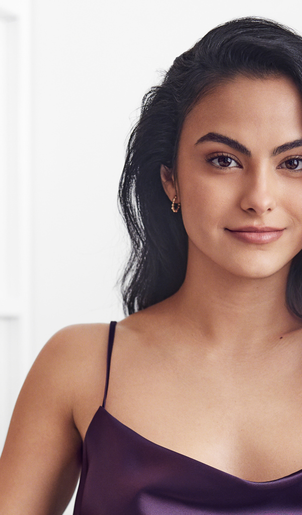 Яркая брюнетка актриса Камила Мендес