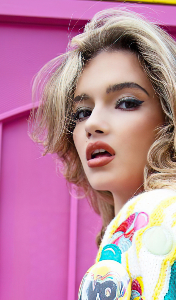 Яркая девушка актриса Алексис Джейд Барнетт